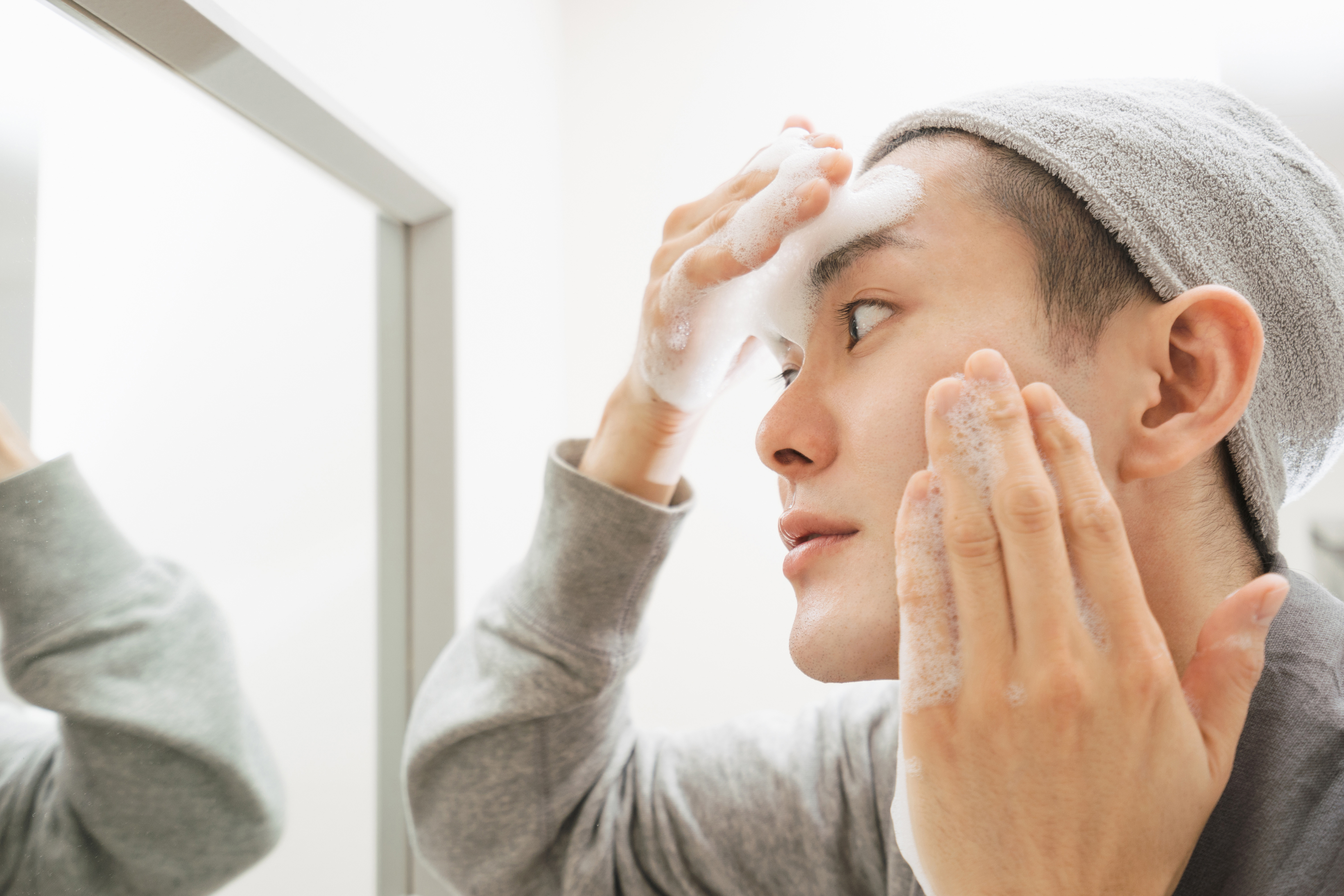 Skin care image of young men ・ Men who wash their face